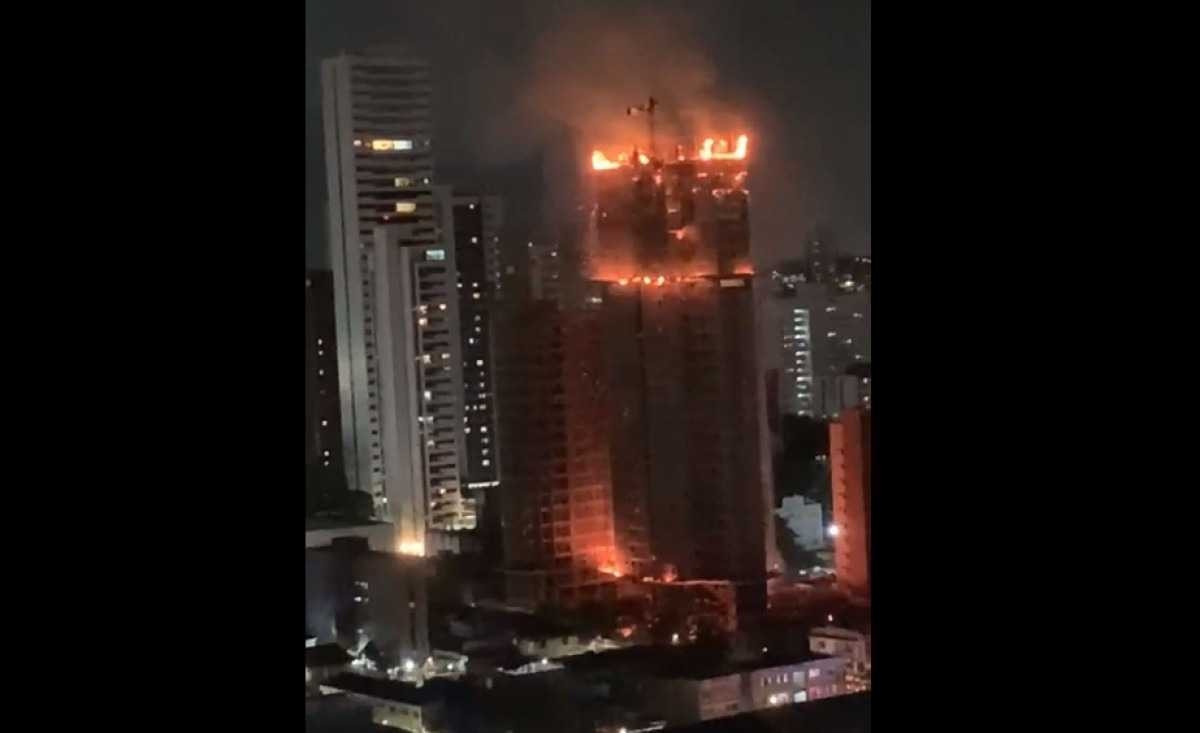 Incêndio no Recife: vídeos mostram prédio pegando fogo