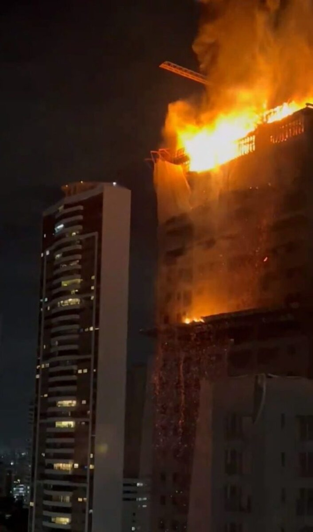 Vídeo: incêndio de grandes proporções atinge prédio em Recife