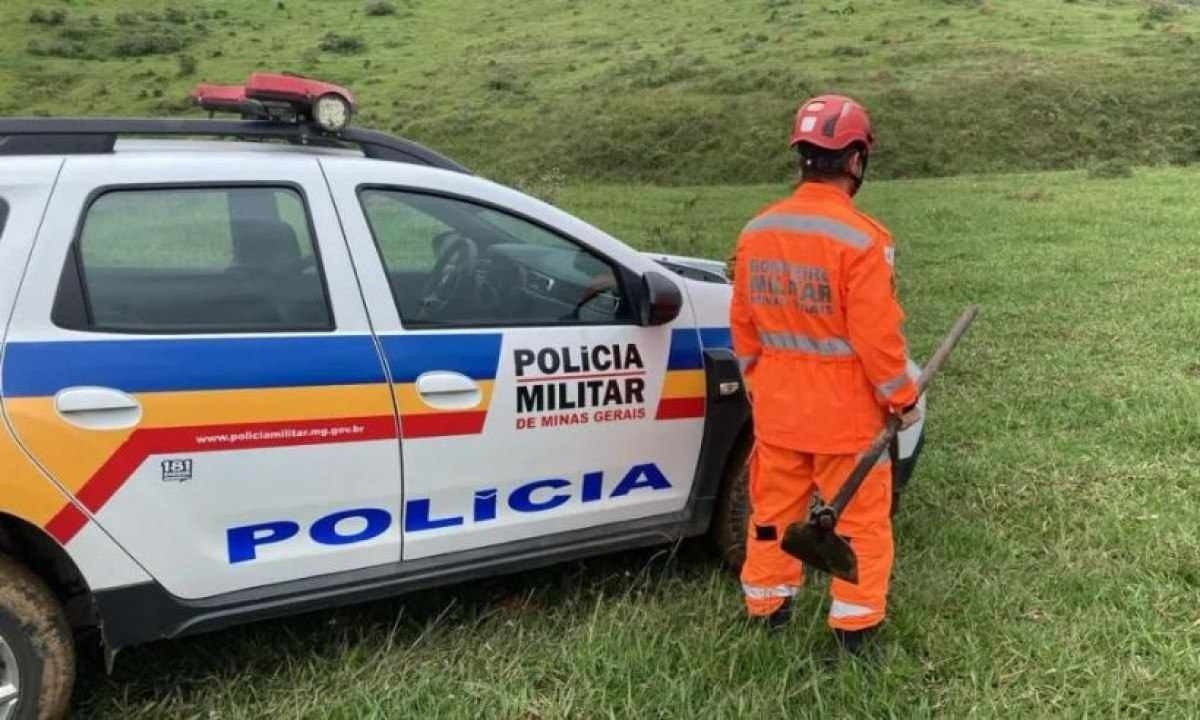 Dois corpos foram encontrados em pasto em Juiz de Fora. PMMG, PCMG e Bombeiros foram acionados -  (crédito: CBMMG/Divulgação)