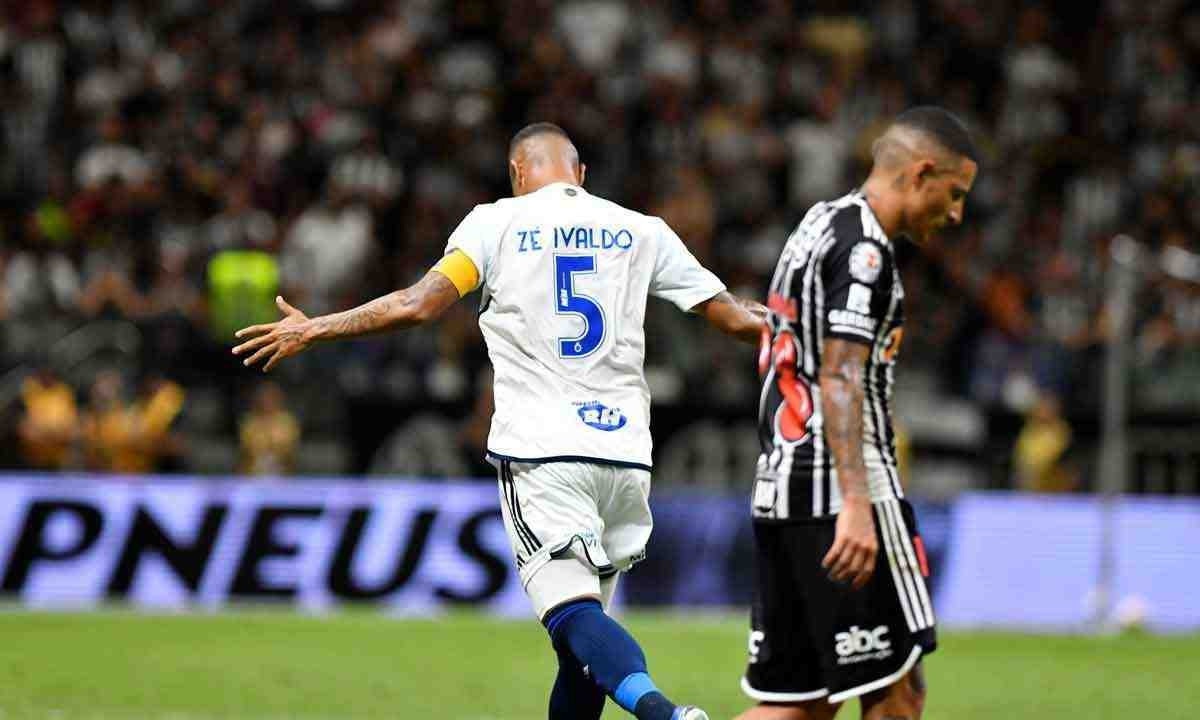 Zé Ivaldo comemora o primeiro gol da vitória do Cruzeiro por 2 a 0 sobre o Atlético, na Arena MRV, pela fase de classificação do Mineiro -  (crédito: Alexandre Guzanshe/EM/D.A. Press – 3/2/24)