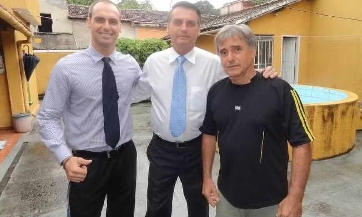 Eduardo, Jair e Angelo Bolsonaro -  (crédito: Reprodução/Redes Sociais)