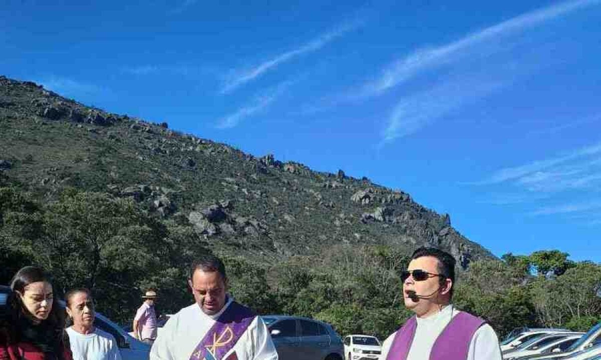 Reitor do Santuário da Piedade, padre Wagner Calegário, conduziu meditações durante as 14 paradas do percurso -  (crédito: Arquidiocese de Belo Horizonte/Divulgação)