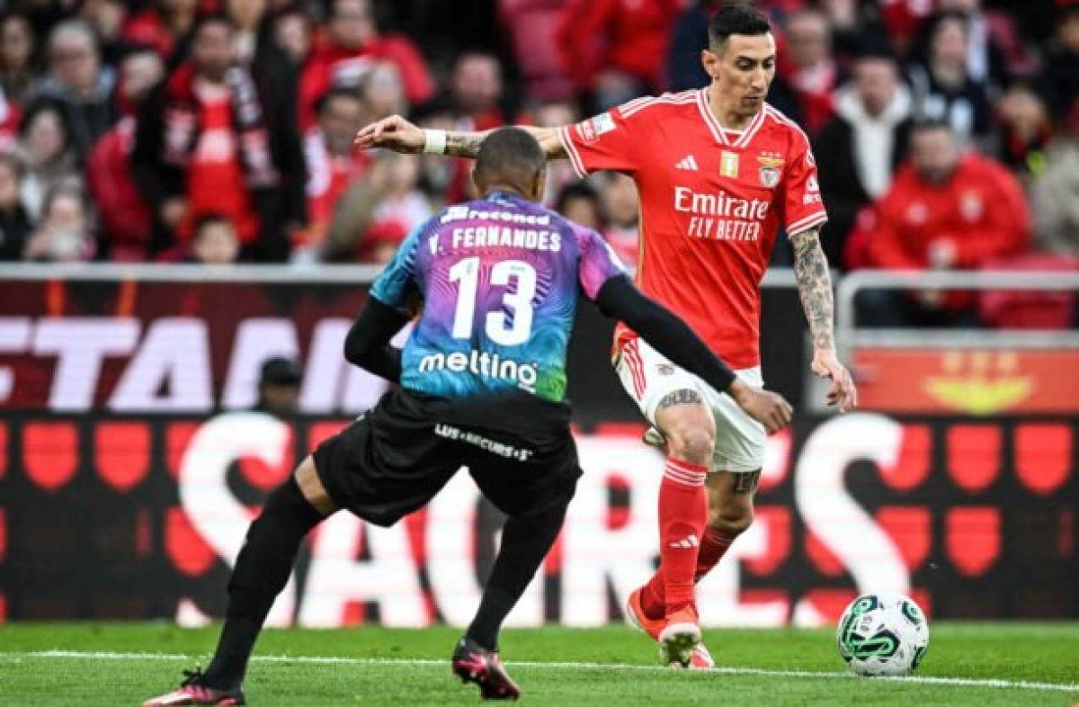Benfica perde três pênaltis, mas bate Chaves e assume liderança provisória