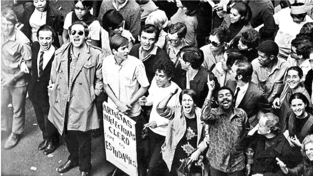 Artistas no protesto contra a ditadura, em 1968, que reuniu 100 mil pessoas no Rio de Janeiro. Em primeiro plano estão Caetano Veloso, Nana Caymmi, Gilberto Gil e Paulo Autran Artistas na passeata dos 100 mil, no Rio de Janeiro, em 1968