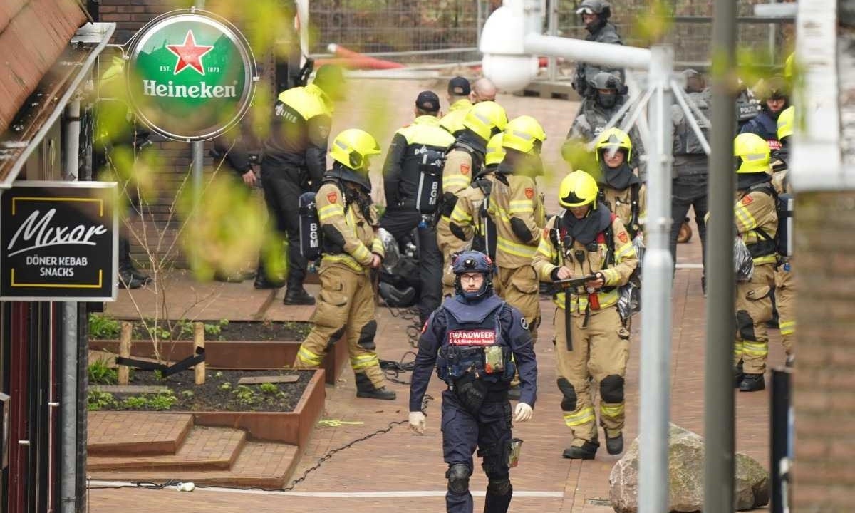  A polícia afirmou ter feito um cordão em torno da cafeteria e esvaziado cerca de 150 casas dos arredores -  (crédito: PERSBUREAU HEITINK / ANP / AFP)