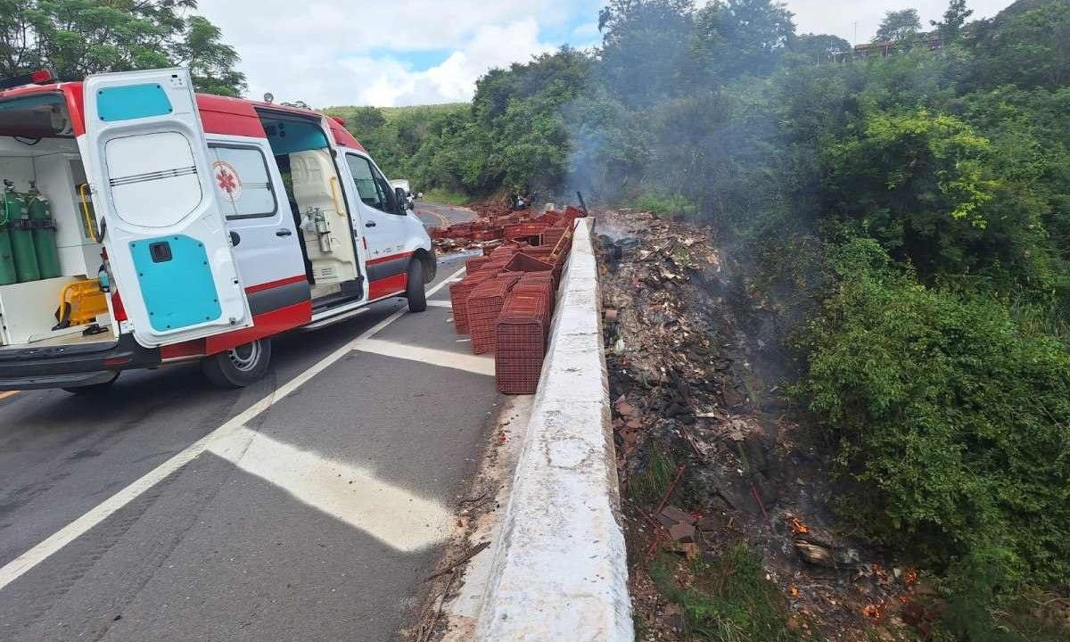 Caminhão carregado de azulejo caiu em ribanceira e pegou fogo. Vitimas foram socorridas por equipe do Samu -  (crédito: Samu/divulgação)