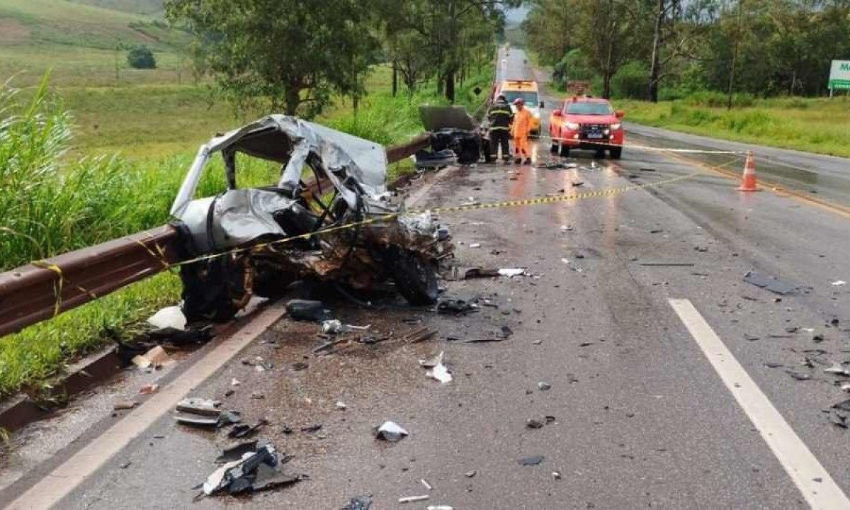 Carro se partiu ao meio depois de batida contra caminhão na BR-040, na Região Central de Minas -  (crédito: Corpo de Bombeiros/Divulgação)
