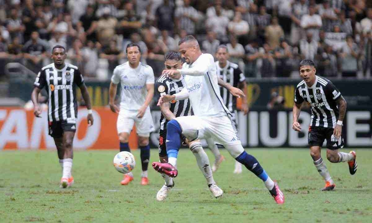 Atlético e Cruzeiro ficaram no 2 a 2 no primeiro jogo da final do Campeonato Mineiro. No confronto da volta, Raposa tem a vantagem do empate -  (crédito: Alexandre Guzanshe/EM/D.A. Press)