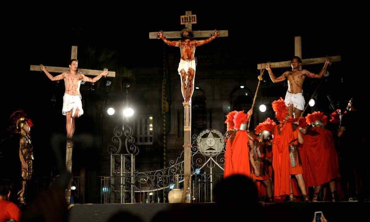 No auge da encenação, Jesus é crucificado ao lado de dois ladrões -  (crédito: Tulio Santos/EM/D.A.Press)