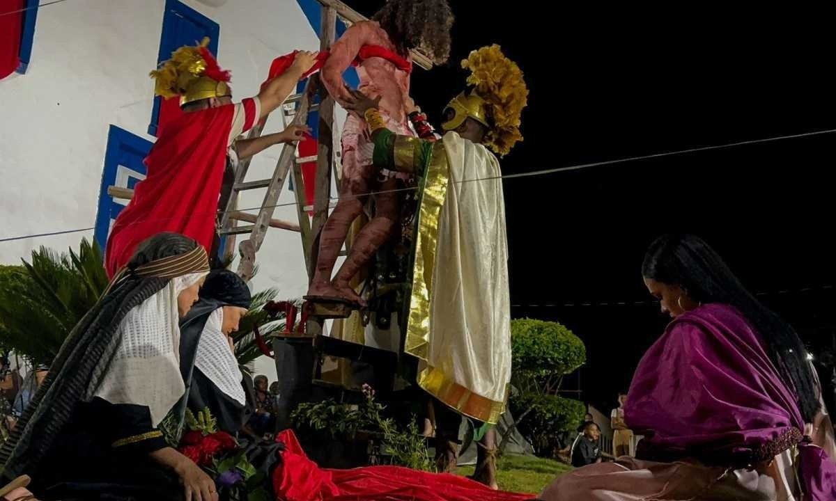 Representação ao vivo da descida de Jesus crucificado da cruz em Chapada do Norte -  (crédito: Djian de Assis/divulgaçao)