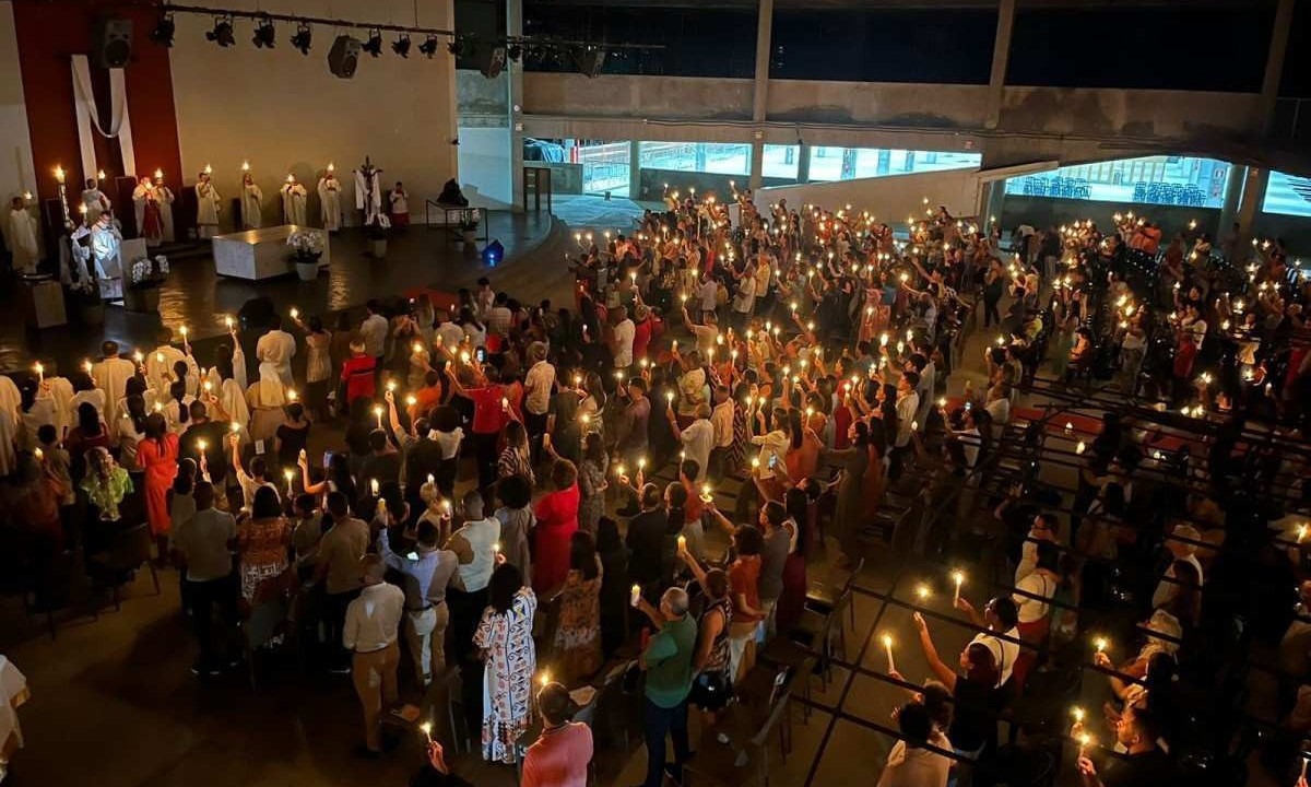 Na Catedral Cristo Rei, em Belo Horizonte,  centenas de fiéis participam da vigília pascal.
 -  (crédito: ARQUIDIOCESE DE BELO HORIZONTE/DIVULGAÇÃO)