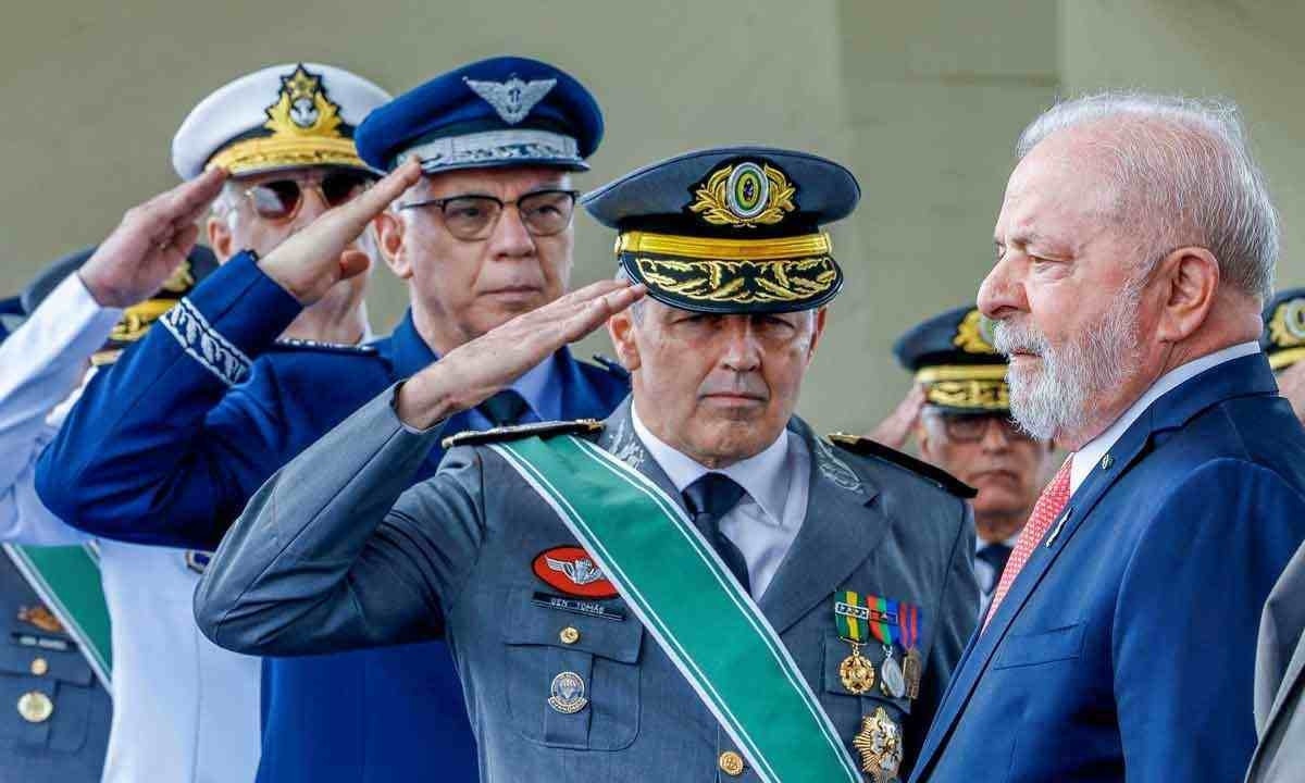 Lula e os três comandantes das Forças Armadas: 31 de março em silêncio -  (crédito: RICARDO STUCKERT/PR)