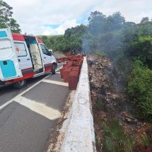 Caminhão carregado de azulejo tomba e cai em ribanceira na BR 251 - Samu/divulga&ccedil;&atilde;o