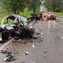 Motorista morre em batida com caminhão na BR-040; carro partiu ao meio - Corpo de Bombeiros/Divulgação