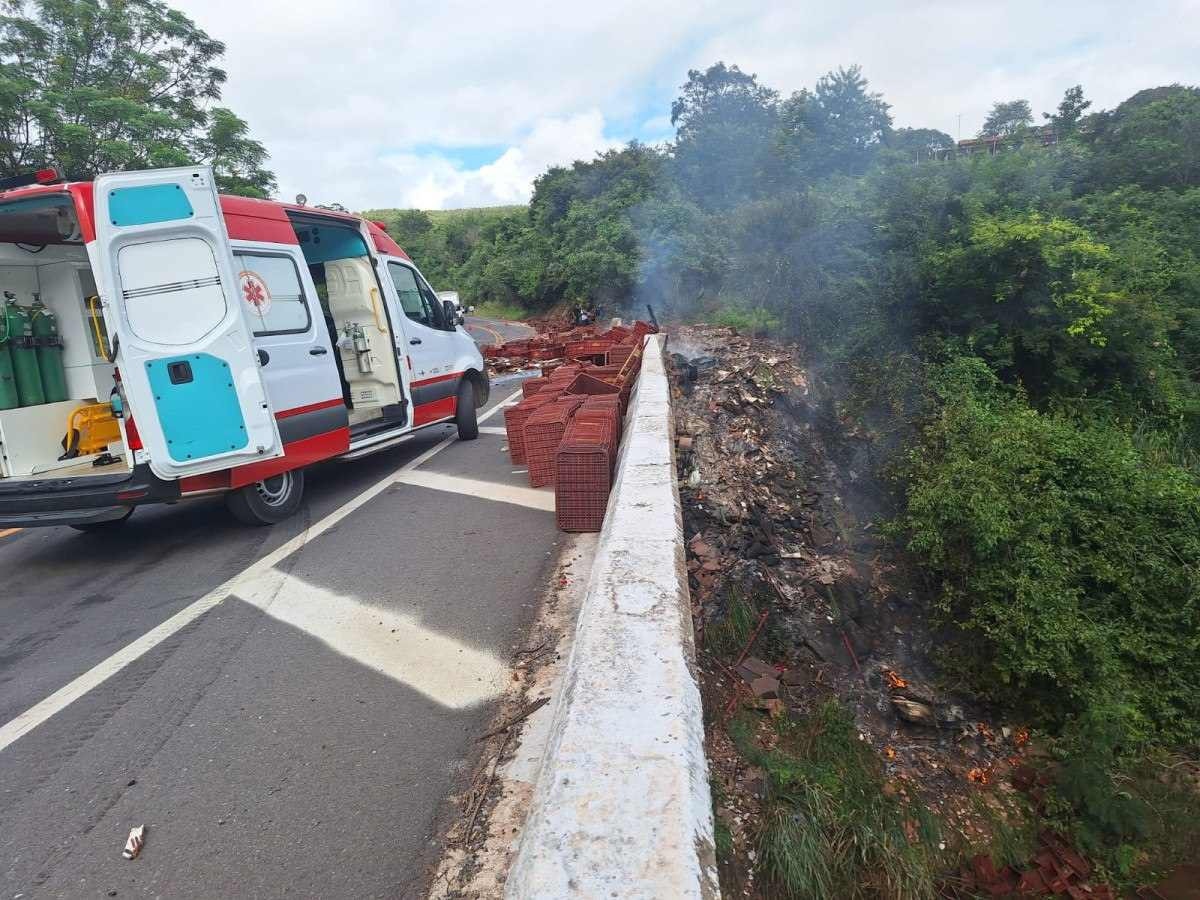 Caminhão carregado de azulejo tomba e cai em ribanceira na BR 251