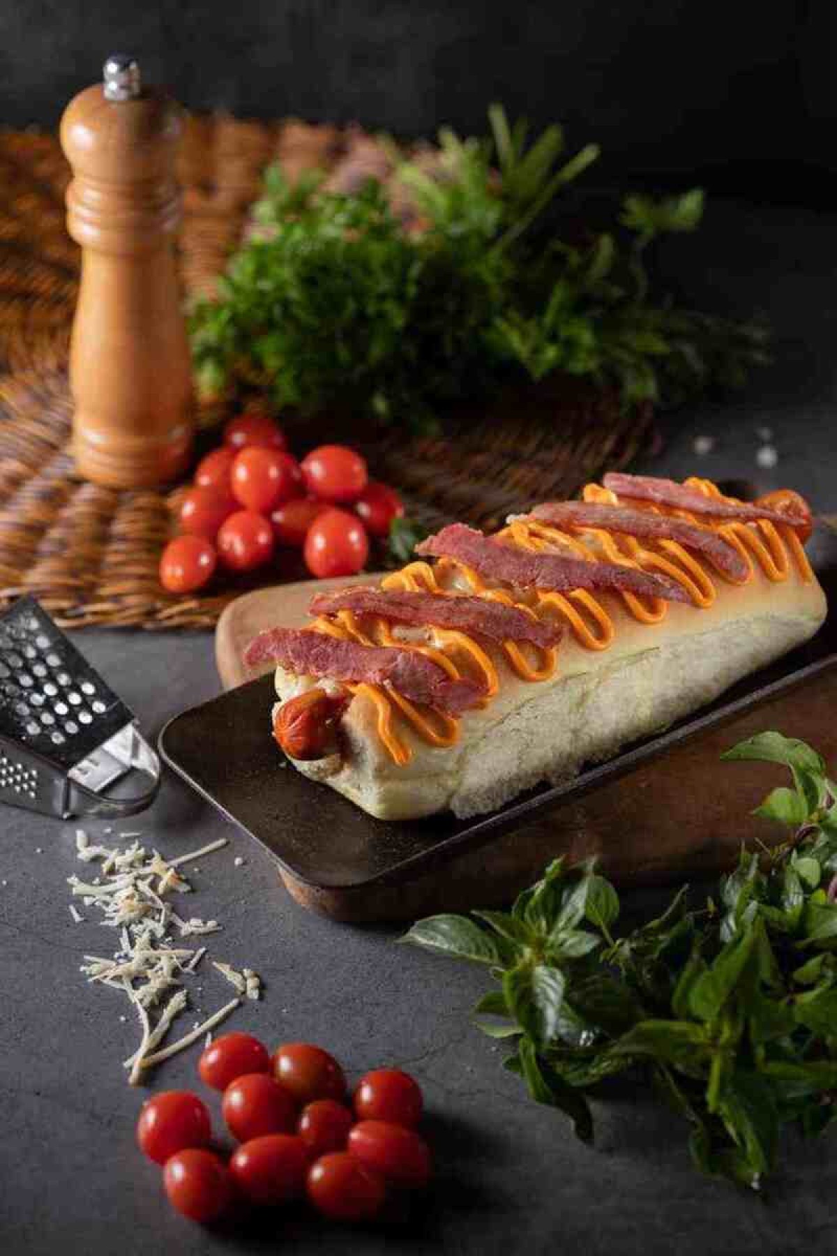 Você pode dar um pulo nos Estados Unidos com o hot dog que reúne duas salsichas, bacon em cubos, muçarela, cheddar e bacon em tiras