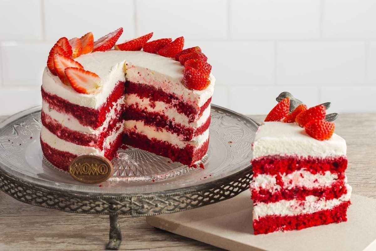 O rodízio da Momo Confeitaria agrada quem quer provar um pouco de cada torta; a Red Velvet, com pão de ló vermelho aveludado e recheio de baunilha, está entre as mais pedidas