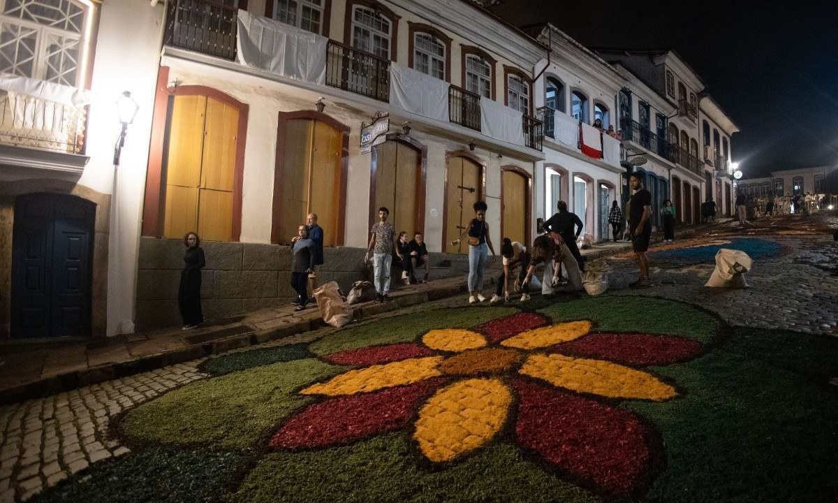 A tradição de fazer os tapetes nas ruas do Centro Histórico começou em 1733 -  (crédito:  ANNE SOUZ/PREFEITURA DE OURO PRETO/DIVULGAÇÃO )