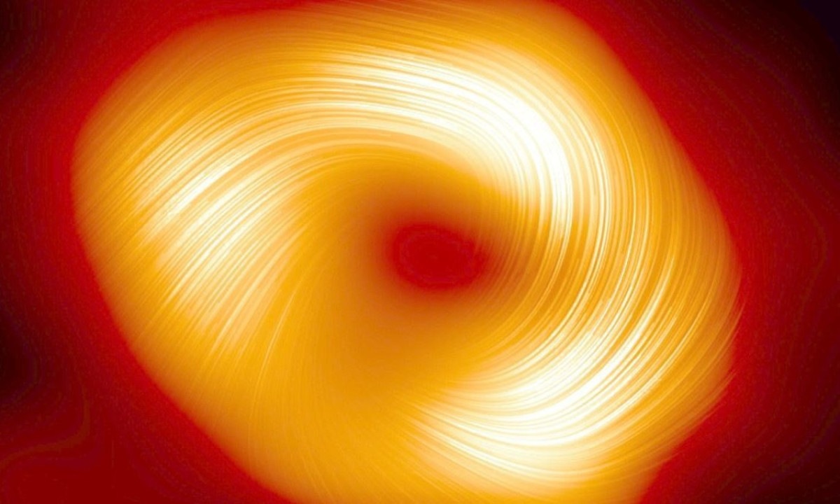 Imagem de luz polarizada revela estrutura surpreendentemente ao redor do buraco negro supermassivo Sagitário A* -  (crédito: Observatório Europeu do Sul/AFP)
