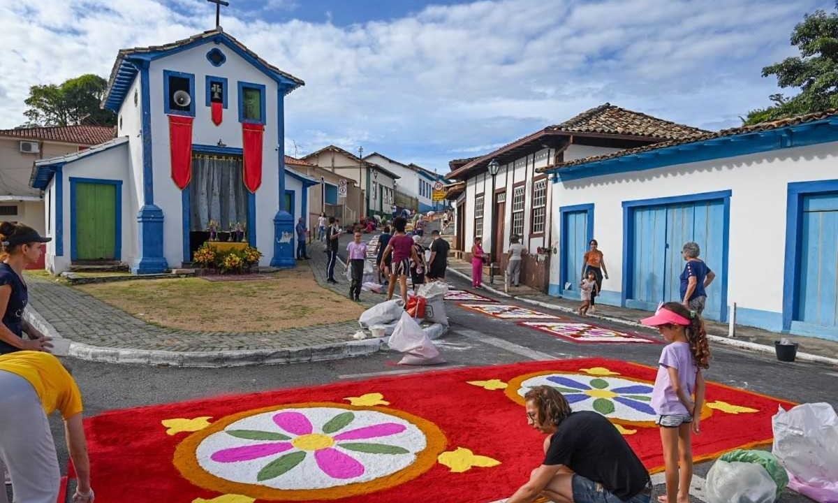 Tradição dos tapetes de serragem em Santa Luzia, na Grande BH, remonta à década de 1940, quando eram usadas folhas e não serragem colorida -  (crédito: Leandro Couri / EM / D.A Press)