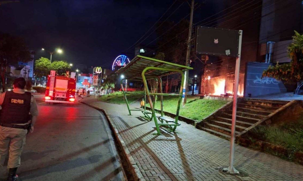  Chamas atingiram, pelo menos, dois caixas eletrônicos que ficaram danificados -  (crédito: CBMMG / Divulgação)