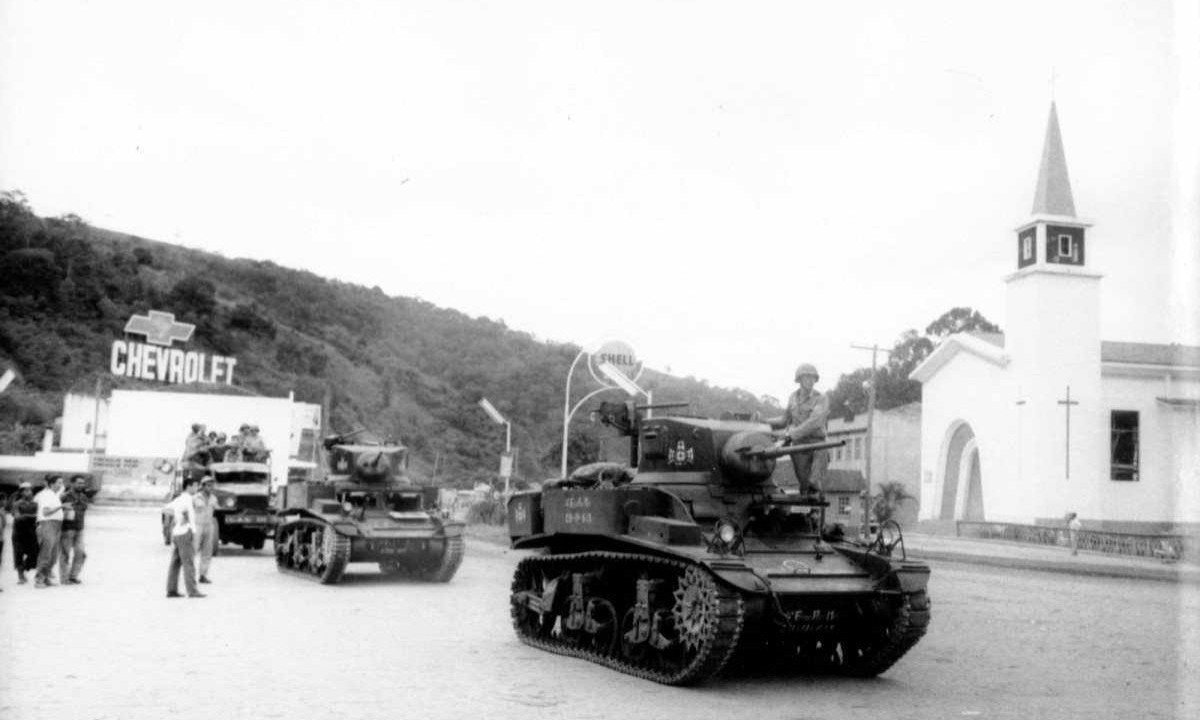 Tanques se deslocam de Belo Horizonte para Juiz de Fora, de onde partiu primeira frota rumo ao Rio de Janeiro em 31 de março de 1964 -  (crédito: Luiz Alfredo/O Cruzeiro/Arquivo Estado de Minas)