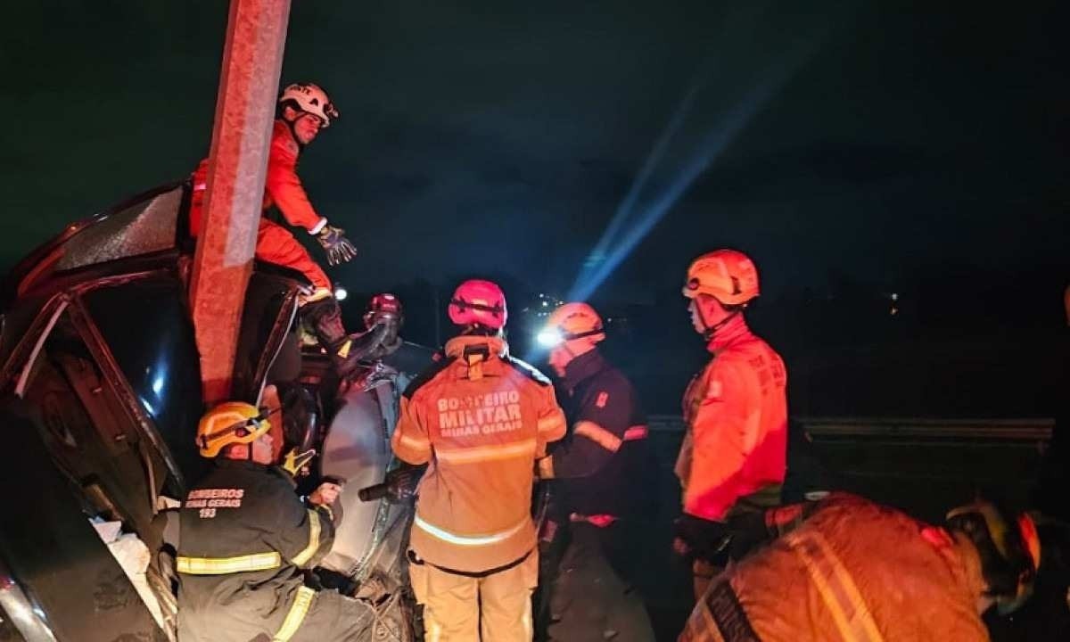 Momento em que os bombeiros fazem o desencarceramento do motorista -  (crédito: CBMMG)