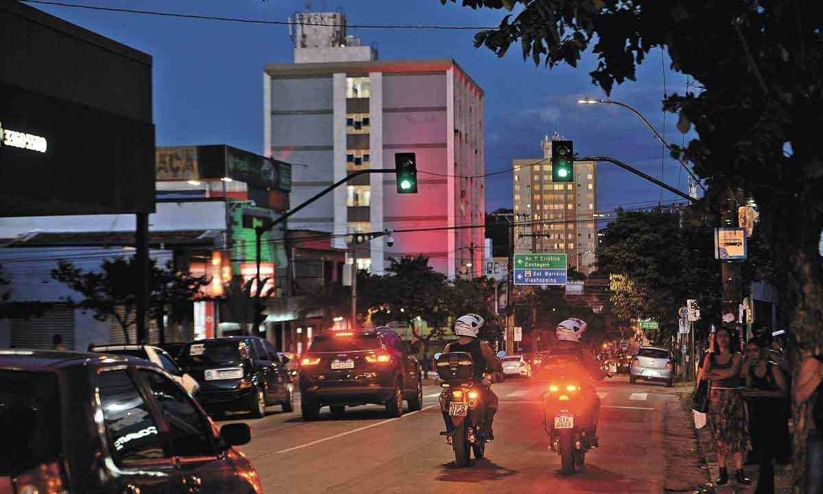 Quando cabos são furtados, a BHTrans é acionada, mas conserto pode levar horas -  (crédito: Tulio Santos/EM/D.A.Press)