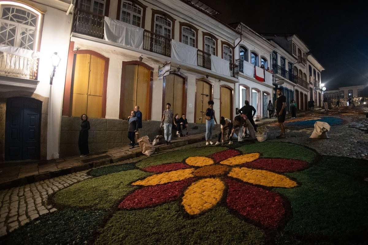 Tapetes em vários tons colorem as ruas de Ouro Preto 