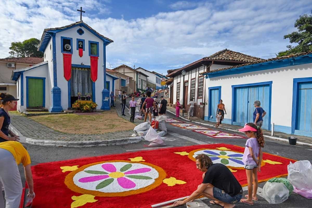 Semana Santa: confira fotos da montagem dos tapetes devocionais em Santa Luzia