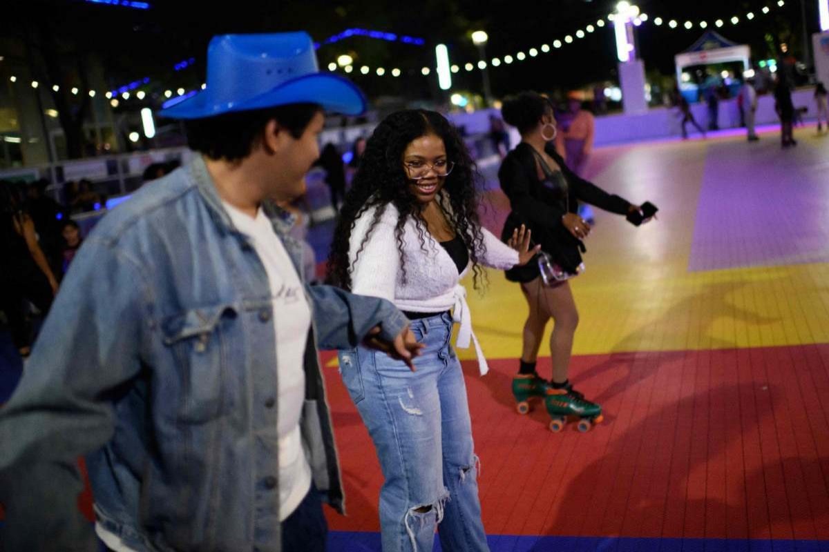 Fãs de Beyoncé dançam ao som de "Cowboy Carter" em pista de patinação em Houston