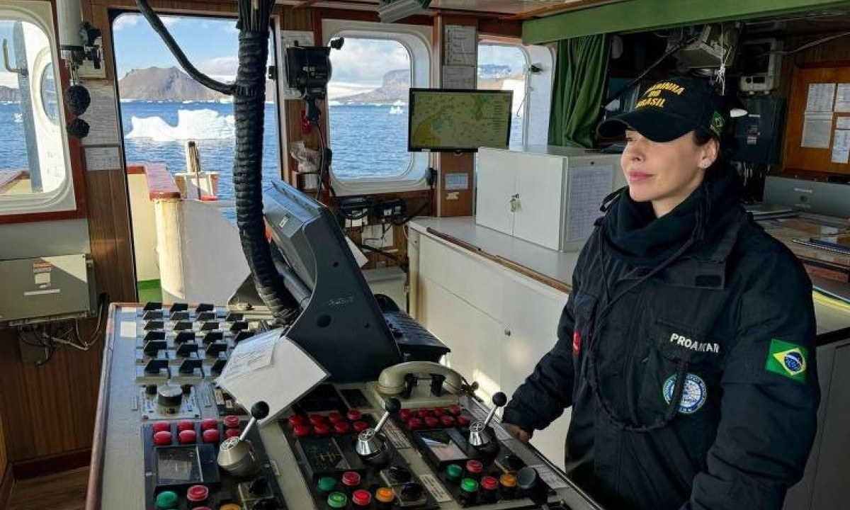 Sabrina Fernandes é a primeira mulher brasileira a levar navio à Antártida -  (crédito: Marinha do Brasil/Divulgação)