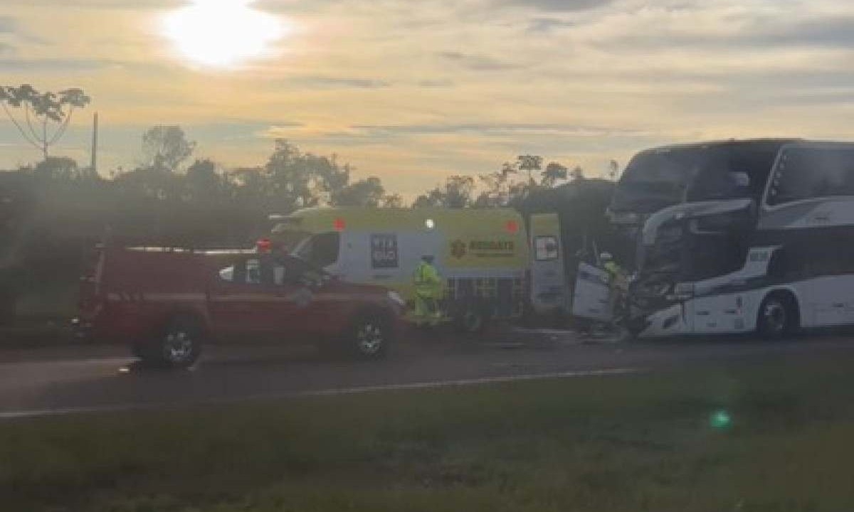 A batida foi no km 534, próximo ao posto da Polícia Rodoviária Federal (PRF), no sentido BH -  (crédito: Luis Dutra/Portal Nova Lima/Sala de Imprensa CBMMG)