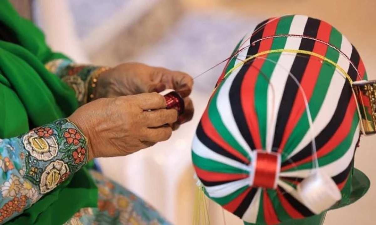 Inscrito na lista do patrimônio cultural imaterial da UNESCO em 2022, o talli é praticado em vários dos emirados que compõem a federação -  (crédito: AFP/Karim Sahib)