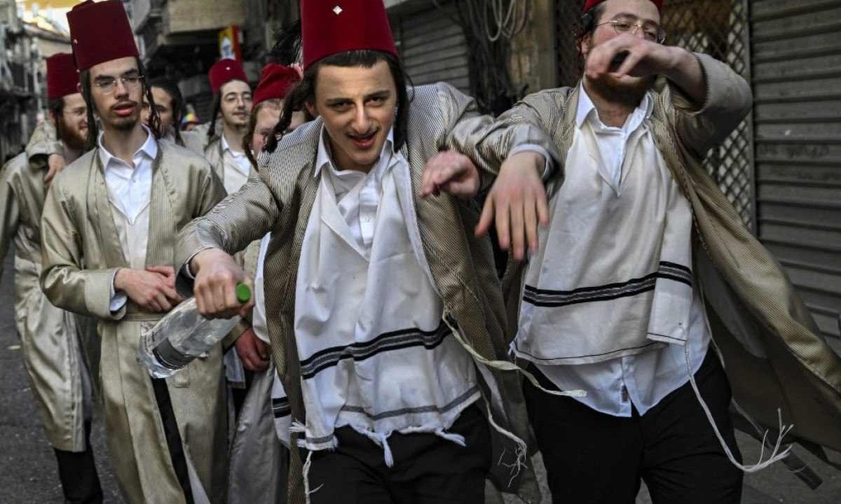 Judeus ultraortodoxos em celebração do Purim, festa religiosa judaica -  (crédito: RONALDO SCHEMIDT / AFP)