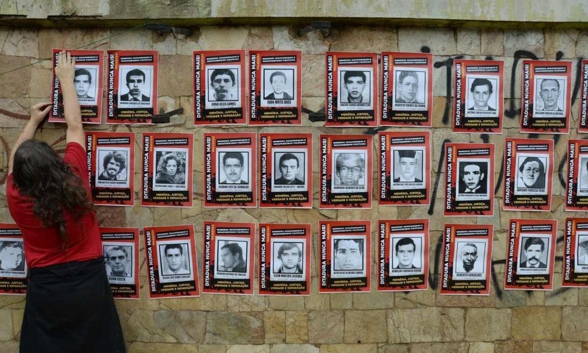 Manifestantes montaram painel na fachada do antigo prédio do DOPS em BH com a imagem dos 49 mineiros que morreram durante a ditadura cívico-militar em 1964; 15 deles nunca foram encontrados -  (crédito: Túlio Santos/EM/D.A Press)