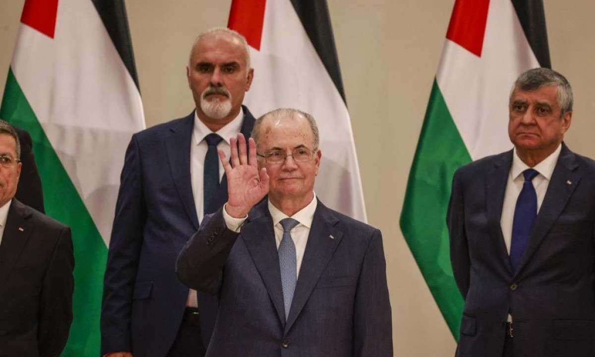  Novo primeiro-ministro da Autoridade Palestina,  Mohammed Mustafa, acena na cerimônia de posse -  (crédito: Jaafar ASHTIYEH / AFP)