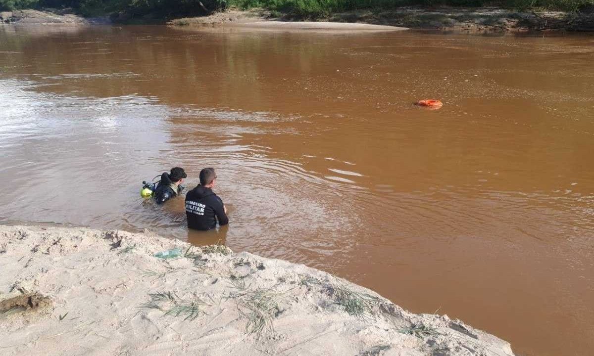 Militares do Corpo de Bombeiros seguem a procura dos corpos dos jovens que se afogaram -  (crédito: Corpo de Bombeiros)