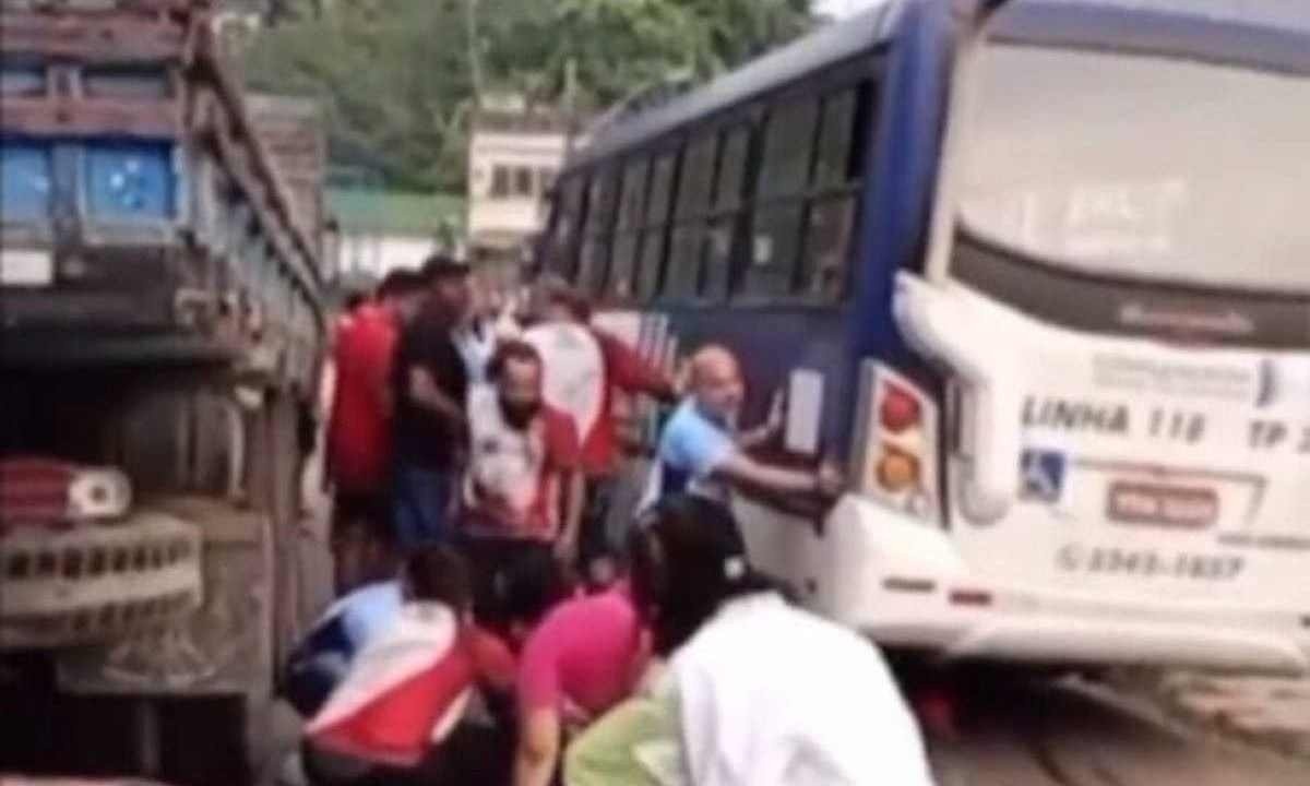 Micro-ônibus desgovernado atropelou participantes de uma procissão -  (crédito: Reprodução/Redes Sociais)