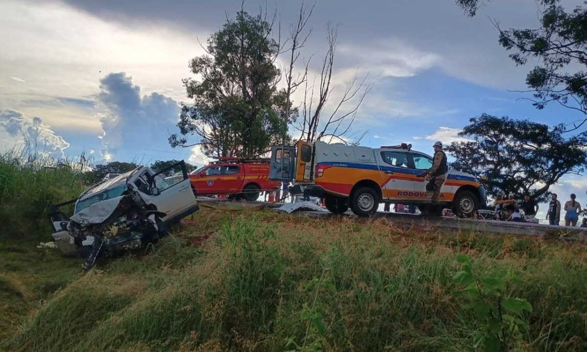 Batida frontal deixou seis pessoas mortas e três feridos na BR-251 -  (crédito: CBMMG)