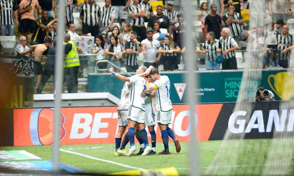 Jogadores do Cruzeiro comemoram um dos gols do empate por 2 a 2 diante do Atlético, no estádio alvinegro, pelo jogo de ida da final do Mineiro -  (crédito: Leandro Couri/EM/D.A Press)