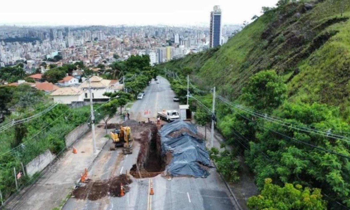 Antes de o buraco ser tapado, toda a rede da via estÃ¡ passando por avaliaÃ§Ã£o tÃ©cnica para que sejam estudadas eventuais intervenÃ§Ãµes

 -  (crédito: Leandro Couri/EM/D.A. Press)