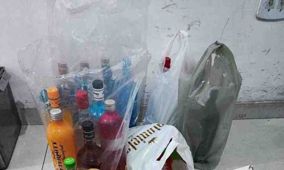 Bebidas e drogas foram apreendidas no local da festa -  (crédito: PMMG)