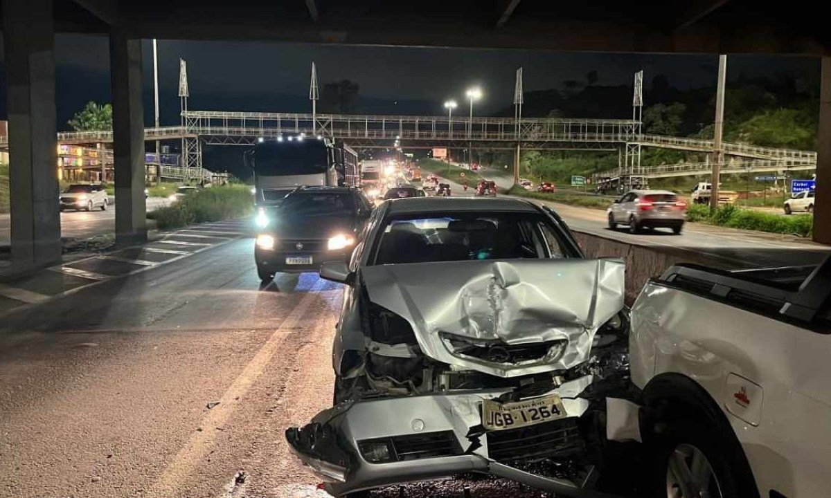 Veículos bateram e trânsito ficou complicado no Anel Rodoviário -  (crédito: Wellington Barbosa/EM/D.A. Press)