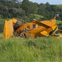 Avião faz pouso forçado às margens de rodovia de Goiás - Corpo de Bombeiros do Estado de Goiás