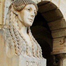 Diotima, a 'professora do amor' de Sócrates e outras 3 filósofas gregas que talvez você não conheça - HERITAGE ART/HERITAGE IMAGES VIA GETTY IMAGES