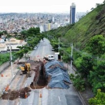 Cratera no Belvedere: trânsito pode ser liberado nesta semana, diz PBH - Leandro Couri/EM/D.A. Press