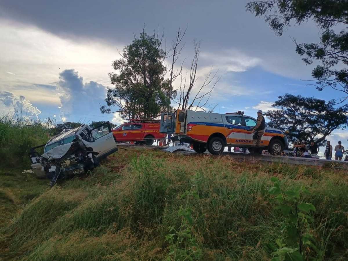 Seis pessoas morrem em acidente com carros em Minas