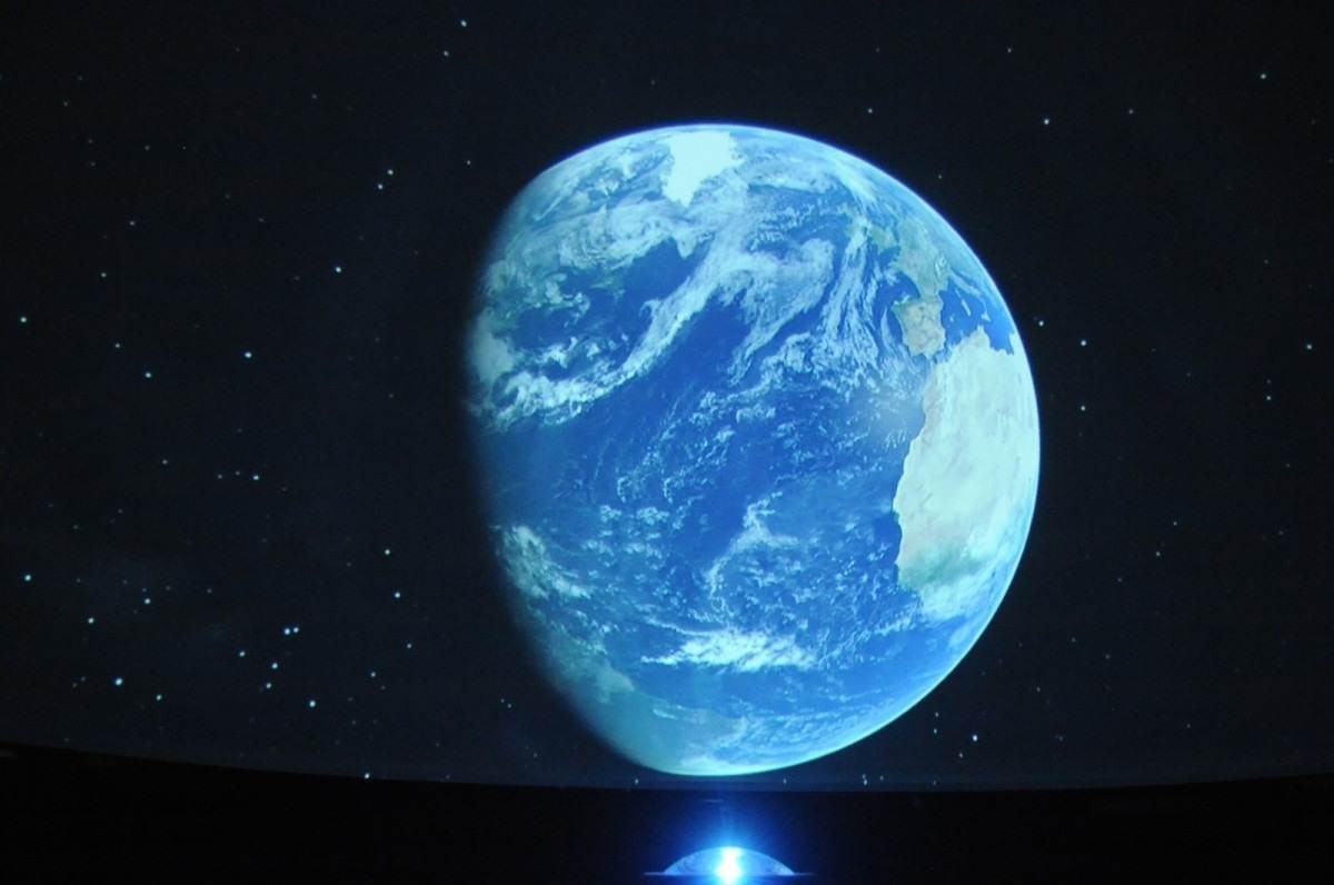 O espaço terá sessões de projeção de filmes sobre astronomia, palestras e exposições interativas 
