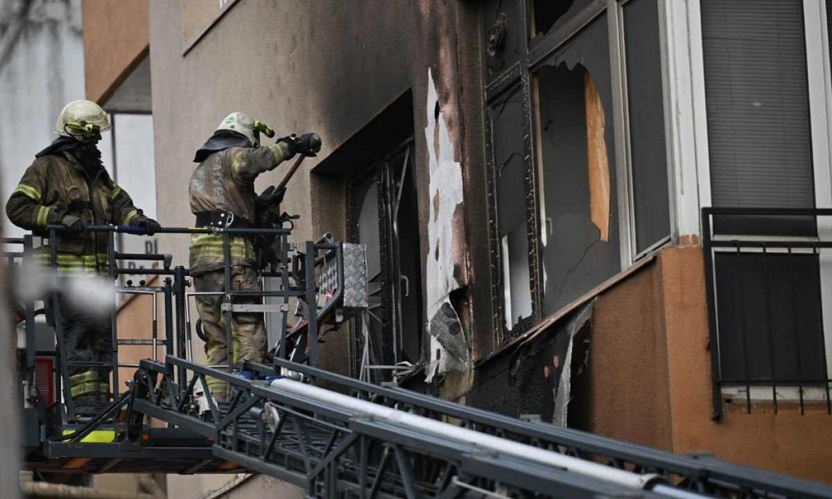  Bombeiros no trabalho de rescaldo do incêndio em prédio onde funcionava boate, em Istambul -  (crédito: OZAN KOSE / AFP)